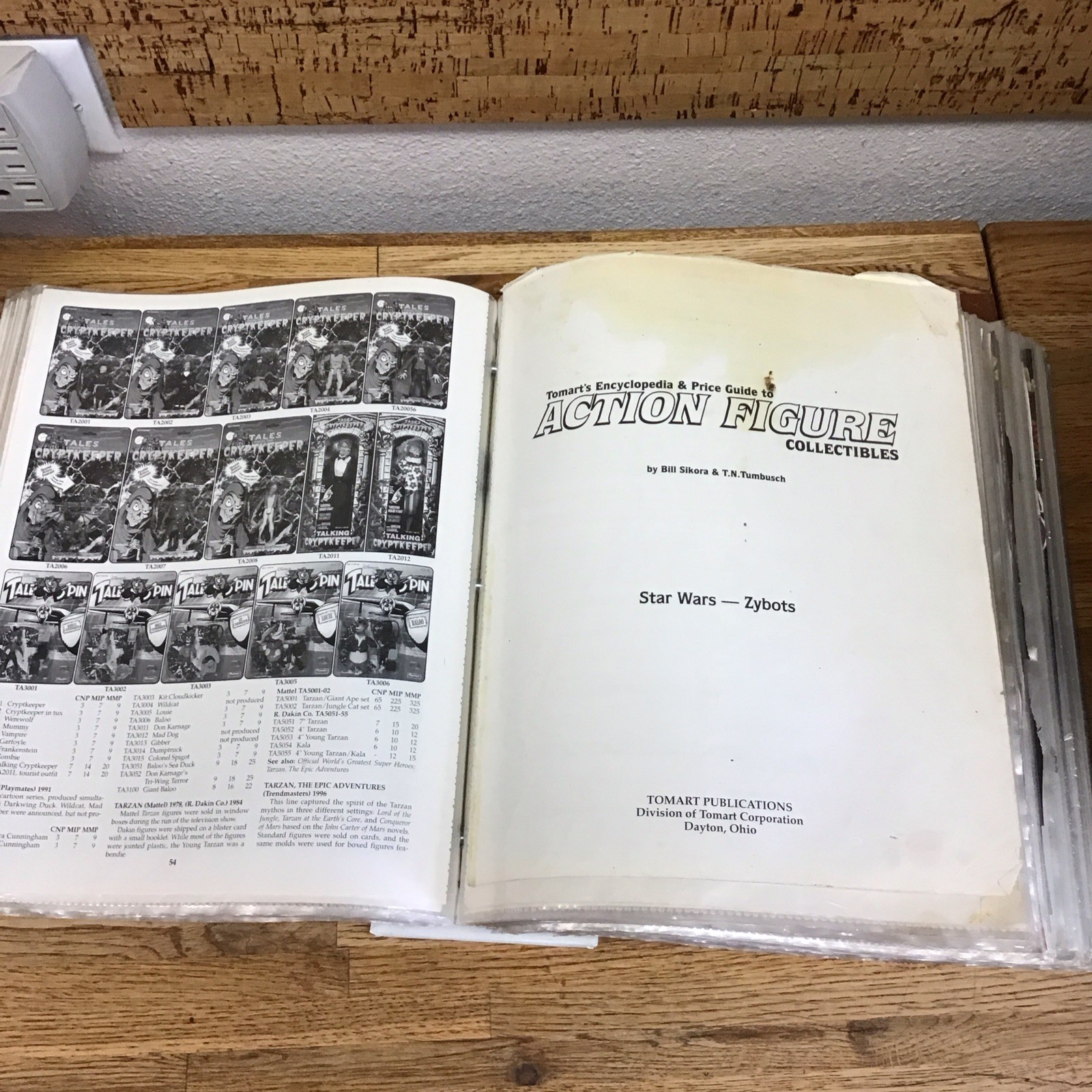 192 Pages – Tomart’s Encyclopedia & LEE’S GUIDE Vintage Toys 1988-2005 LL3