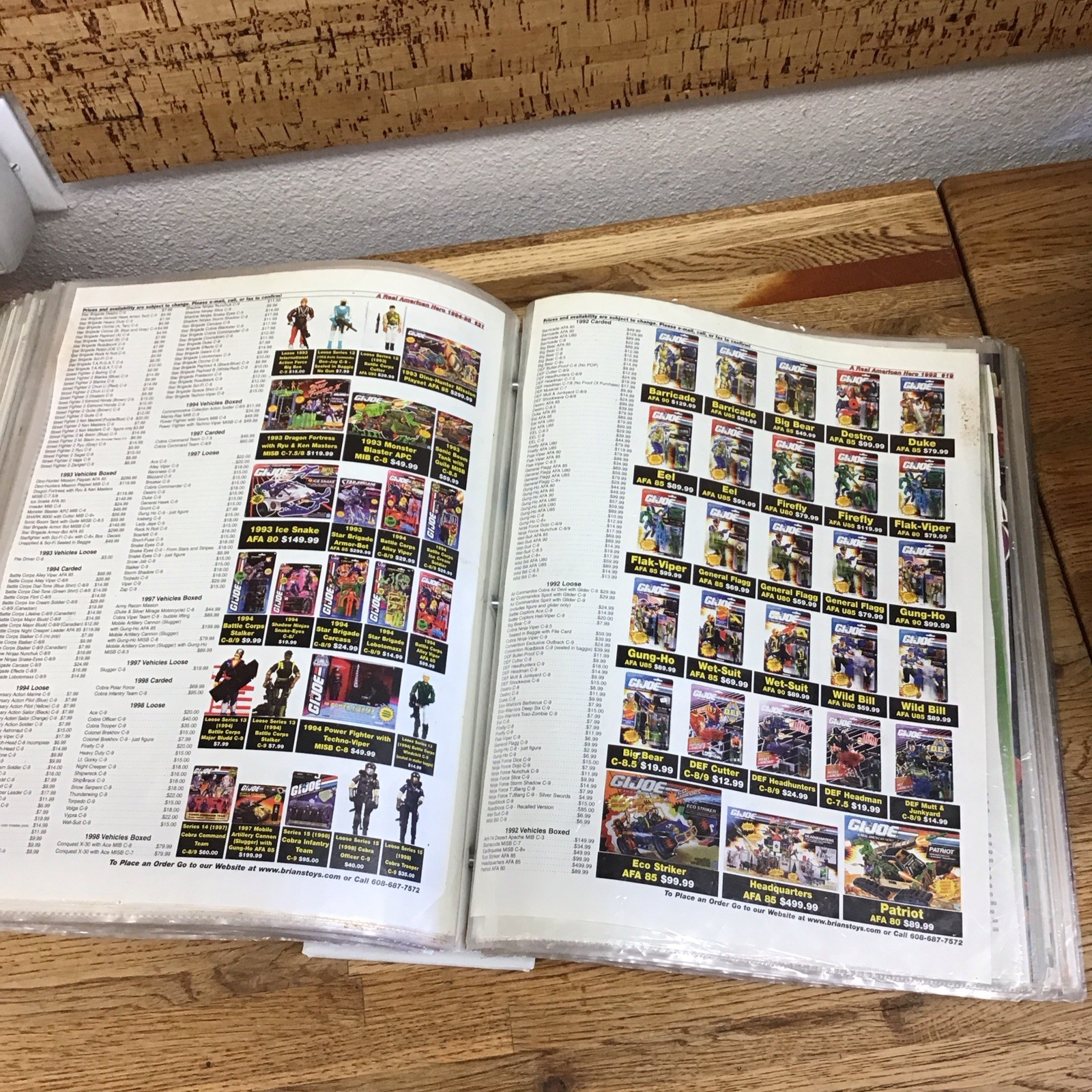 192 Pages – Tomart’s Encyclopedia & LEE’S GUIDE Vintage Toys 1988-2005 LL3