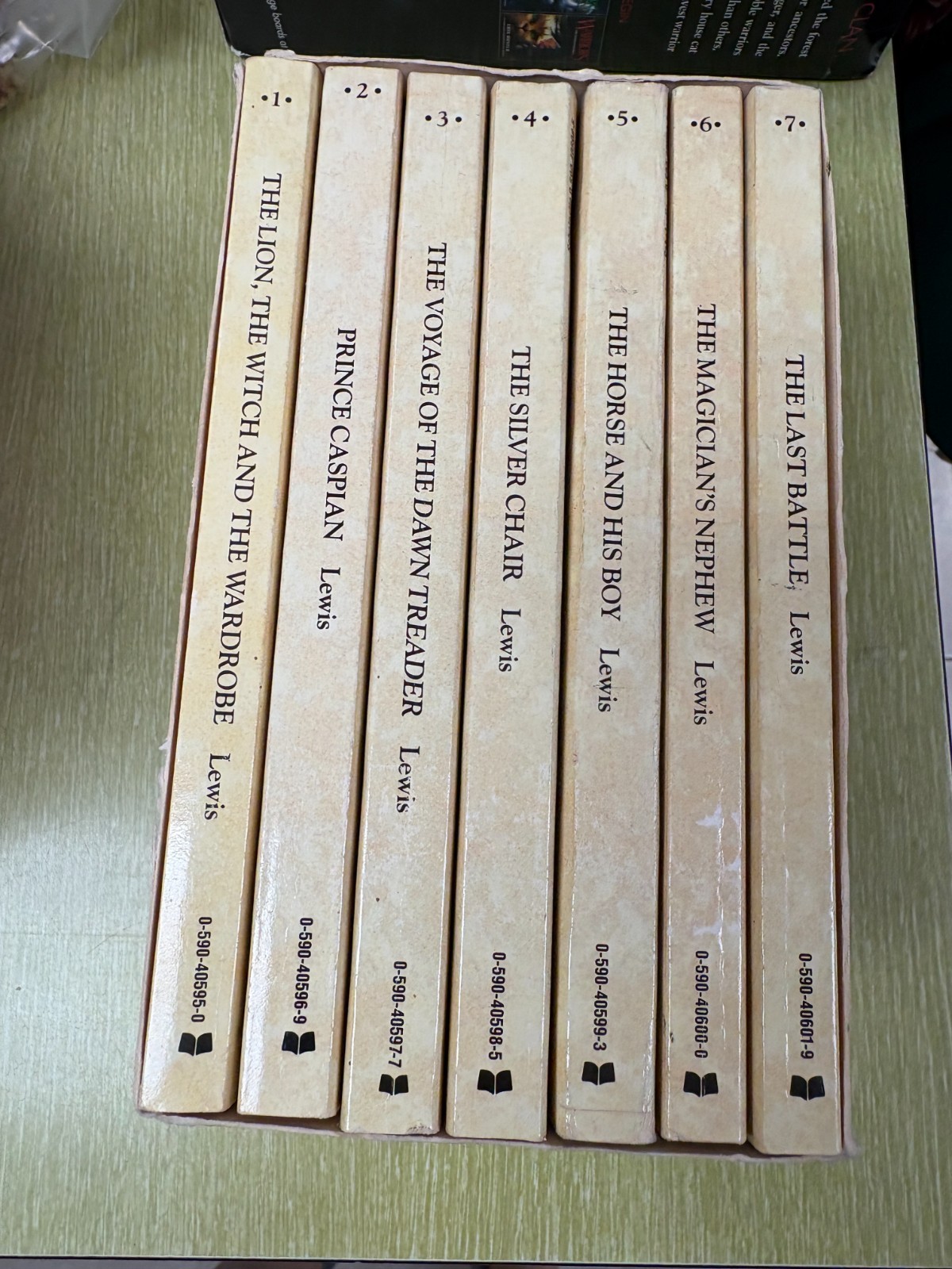 SET of 7 C. S. Lewis Chronicles of Narnia Books in slipcase, Very good condition