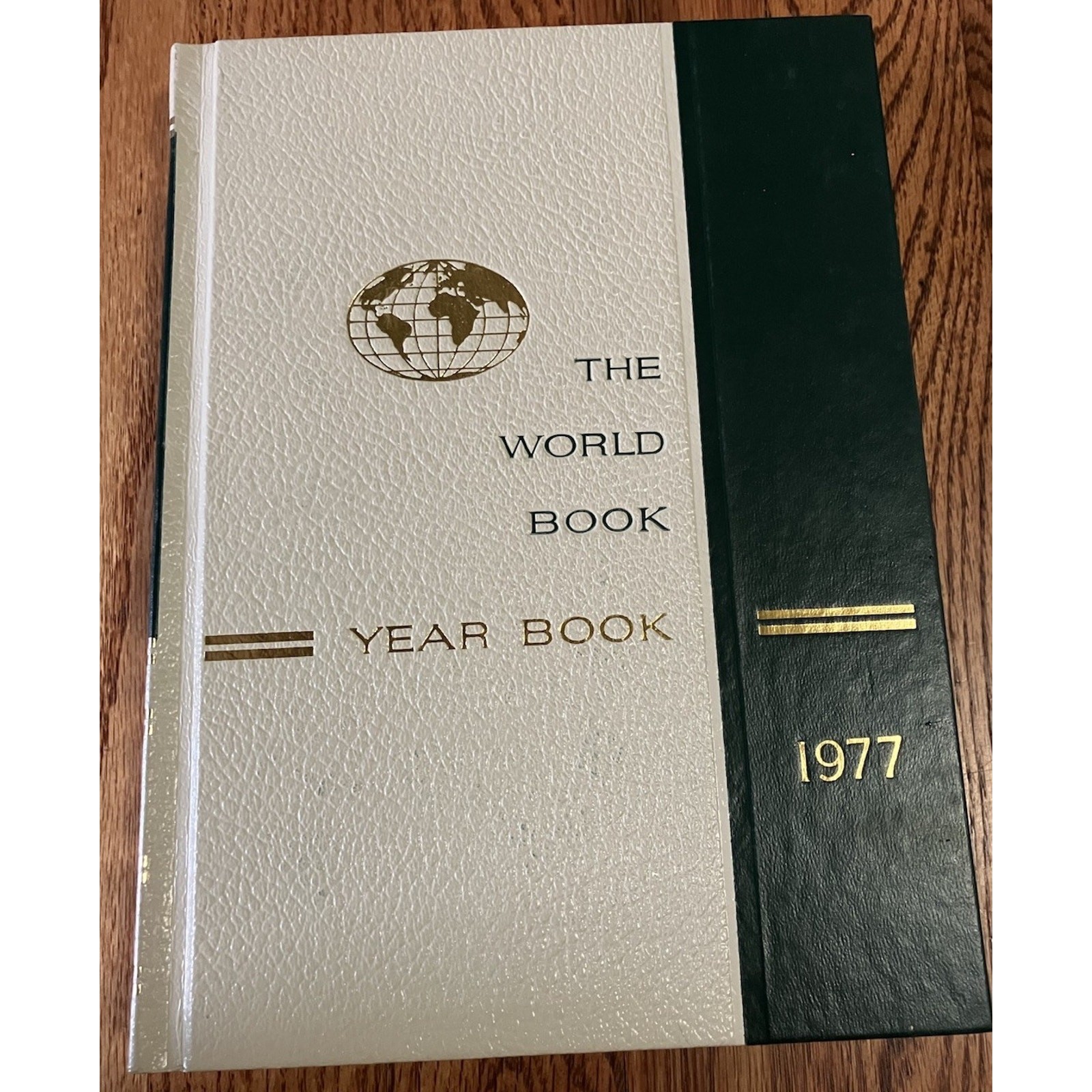 1977 The World Book Encyclopedia Yearbook 1976 Year in Review 608 Pages