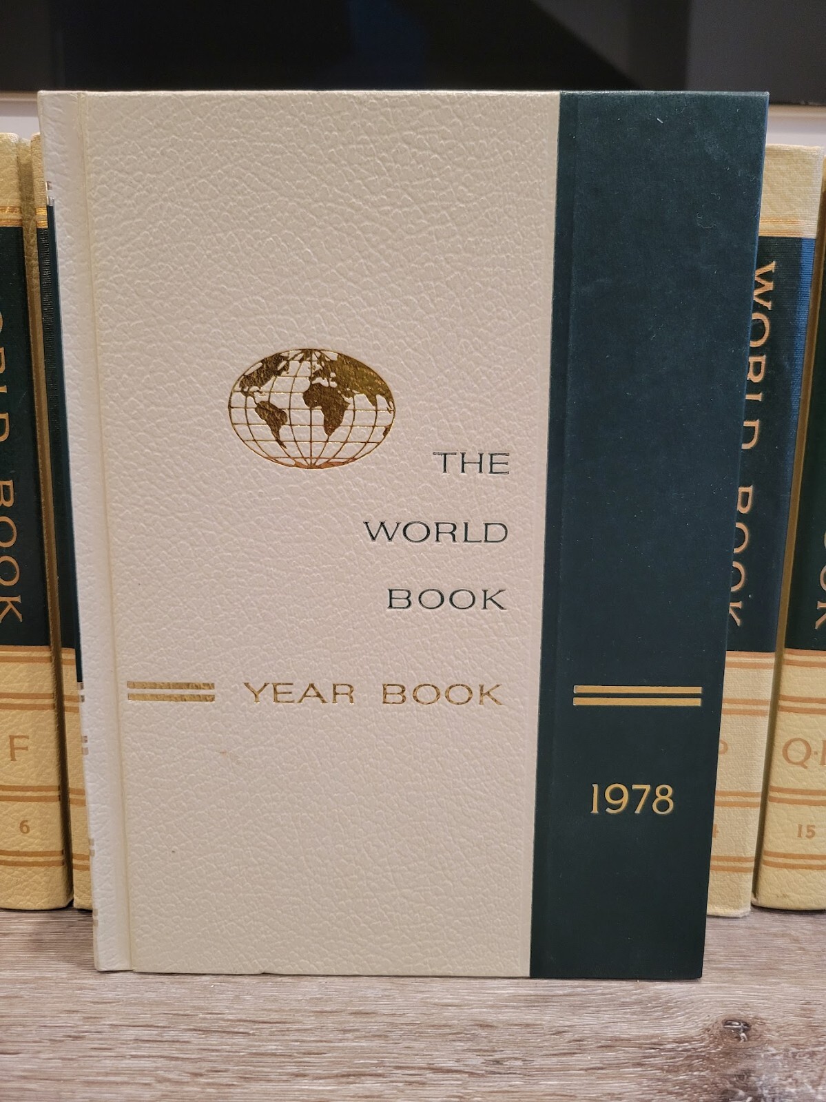 1978 World Book Yearbook by William H. Nault 608 pages Cream White Hard Cover