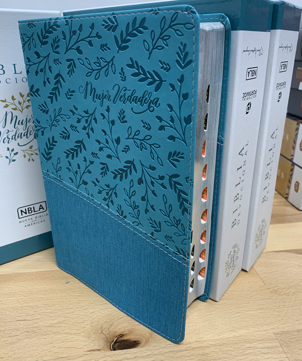 Biblia Devocional Mujer Verdadera NBLA – Duotono Aqua Nancy DeMoss con indice