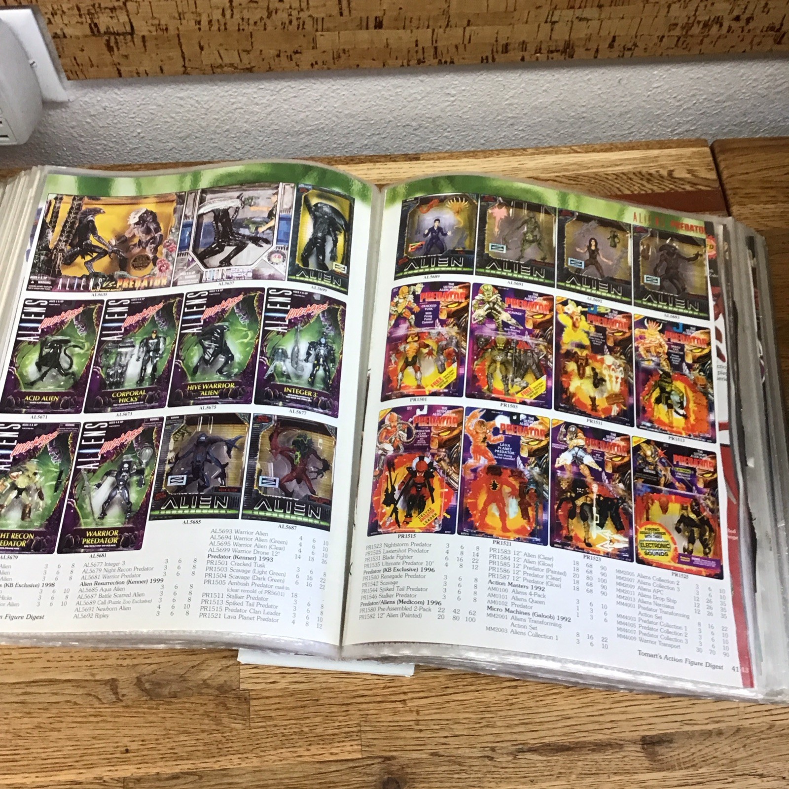 192 Pages – Tomart’s Encyclopedia & LEE’S GUIDE Vintage Toys 1988-2005 LL3