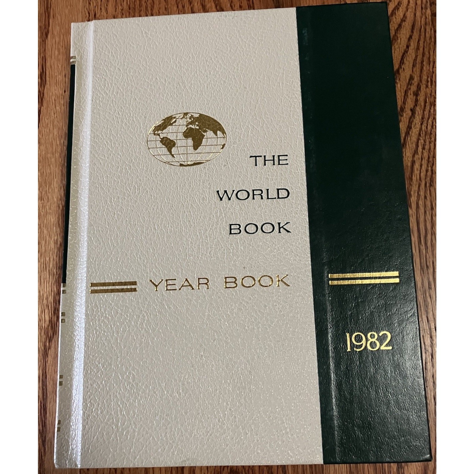 1982 The World Book Encyclopedia Yearbook 1981 Year in Review 608 Pages
