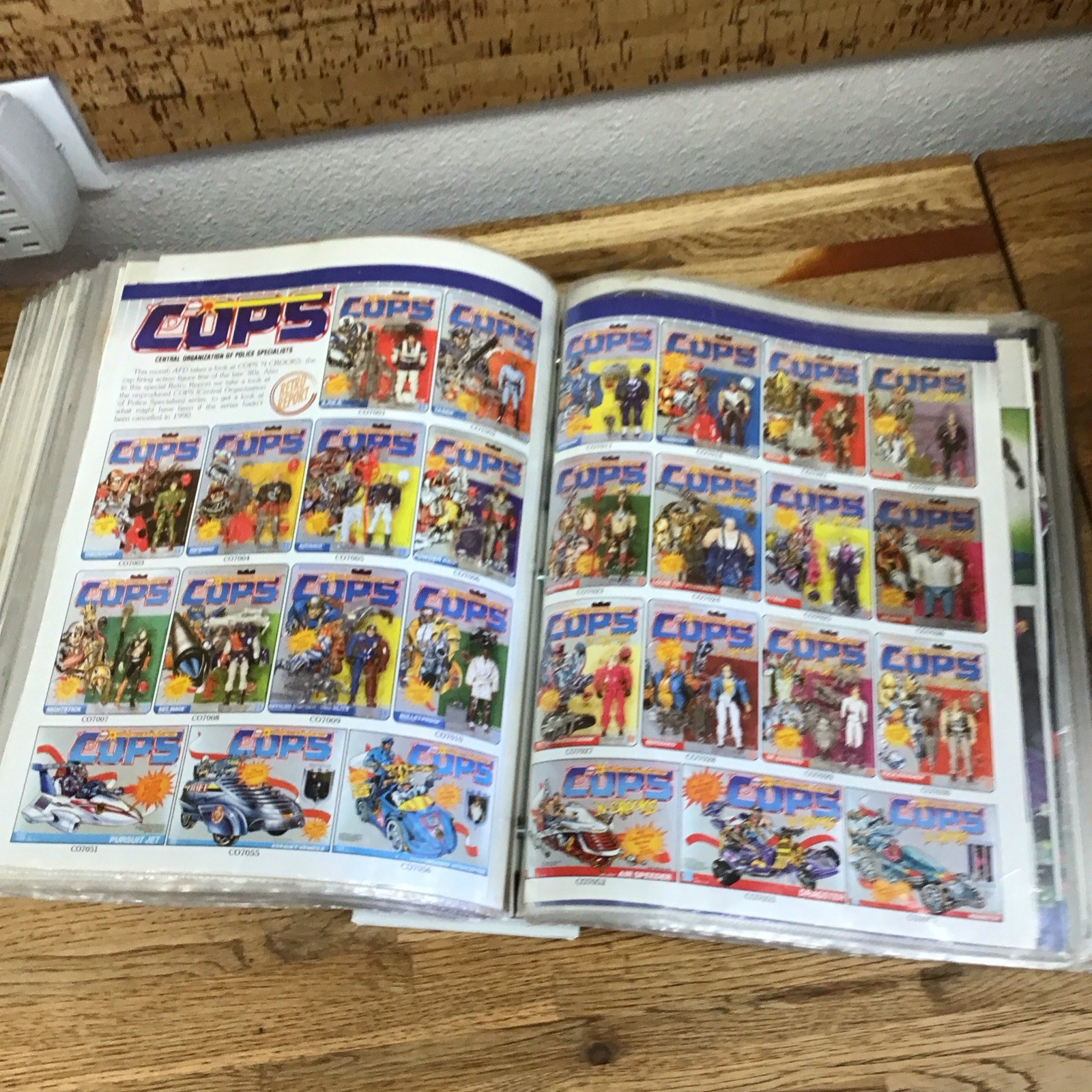 192 Pages – Tomart’s Encyclopedia & LEE’S GUIDE Vintage Toys 1988-2005 LL3